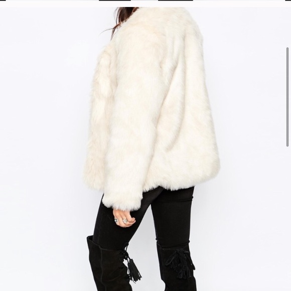 Cream White Faux Fur Collarless Coat - Picture 8 of 8